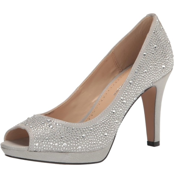 Adrienne Vittadini Women's Gervin beaded upper silver Pump size 6.5 - Picture 2 of 10